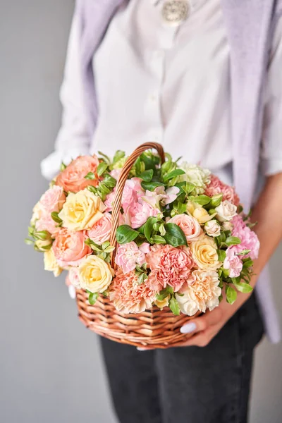 Układanie Kwiatów Wiklinowym Koszu Piękny Bukiet Mieszanych Kwiatów Ręce Kobiety — Zdjęcie stockowe