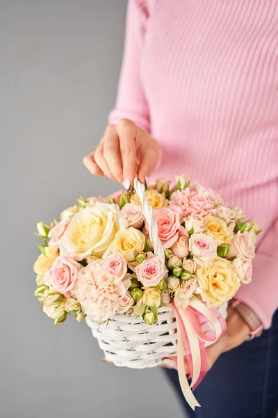 바구니 꽃꽂이를 여인의 손에는 아름다운 꽃들의 꽃다발이 꽃다발도 예쁘고 가게와 — 스톡 사진