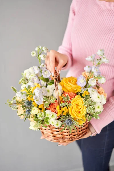 Układanie Kwiatów Wiklinowym Koszu Piękny Bukiet Mieszanych Kwiatów Ręce Kobiety — Zdjęcie stockowe