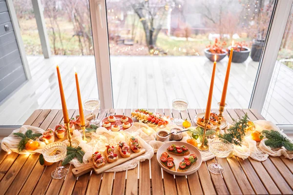 Jantar Natal Uma Pequena Mesa Servida Com Lanches Bruschettas Canapés — Fotografia de Stock