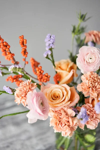 Dokončené Květinové Aranžmá Váze Pro Domácnost Květiny Prostřeno Pro Vnitřek — Stock fotografie