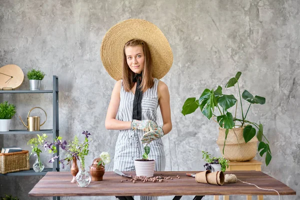 女园丁将球茎植物移植到木桌上的水泥锅里 用双手捂住 家庭花园的概念 花园店 — 图库照片