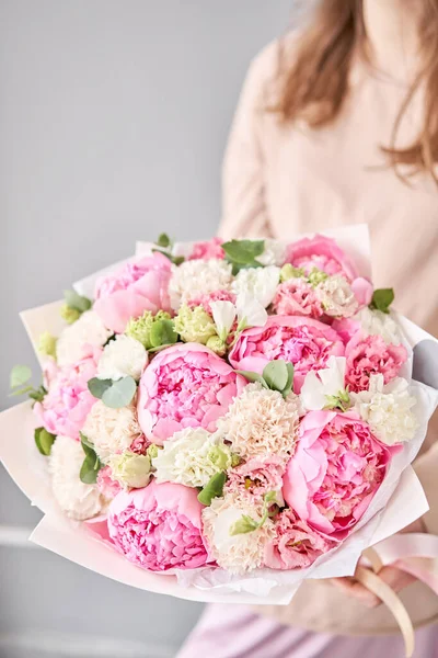 Hermoso Ramo Flores Mixtas Mano Mujer Concepto Tienda Floral Bonito — Foto de Stock