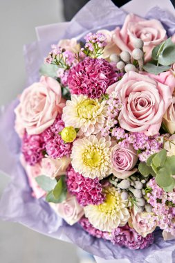 Kadın elinde karışık çiçek Büyük Güzel buket. Çiçek dükkanı konsepti . Güzel taze kesme buketi. Çiçek teslimatı.