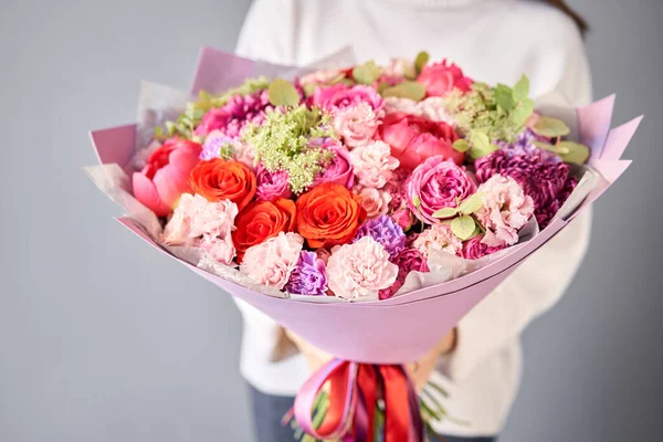 Duży Piękny Bukiet Mieszanych Kwiatów Ręce Kobiety Koncepcja Kwiaciarni Piękne — Zdjęcie stockowe