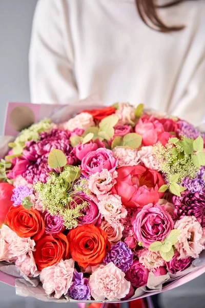 Grande Lindo Buquê Flores Mistas Mão Mulher Conceito Loja Floral — Fotografia de Stock