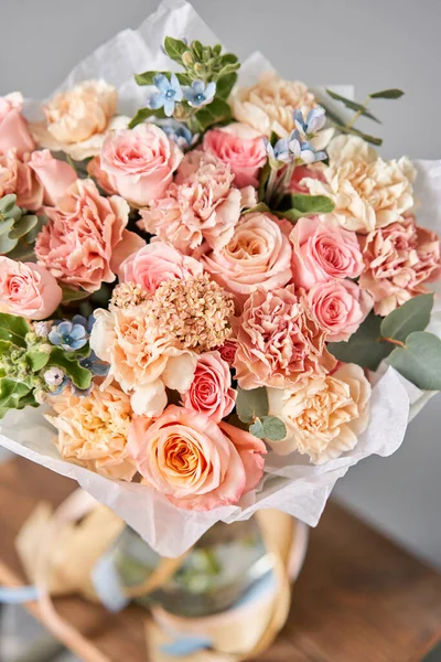 木製のテーブルの上に混合花の美しい花束 花屋のコンセプト 美しいフレッシュカットの花束 — ストック写真