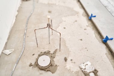 Evdeki yemek odasının tamiri, mutfak yeri, zemin kaplaması. Boş bir odada tamir işlemi. Tasarım için içi boş, gri beton duvar