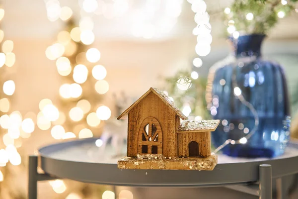 Χριστουγεννιάτικο Δέντρο Διακοσμημένο Κοντινό Πλάνο Ένα Μικρό Σπίτι Cones Γιρλάντα — Φωτογραφία Αρχείου