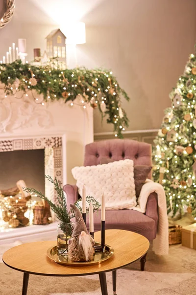 Árvore Natal Decorada Close Uma Pequena Casa Cones Guirlanda Outros — Fotografia de Stock