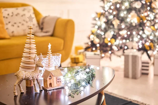 Χριστουγεννιάτικο Δέντρο Διακοσμημένο Κοντινό Πλάνο Ένα Μικρό Σπίτι Cones Γιρλάντα — Φωτογραφία Αρχείου