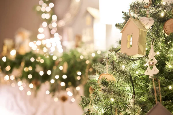 Karácsonyfa Díszítve Közelkép Egy Kis Ház Kúp Koszorú Más Karácsonyfa — Stock Fotó