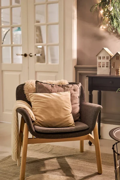Ein Sessel Mit Kissen Einem Gemütlichen Zimmer Classic Apartments Mit — Stockfoto