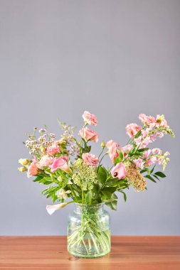 Buket 012. Çiçek aranjmanını ev için vazoda bitirdim. Çiçekler demet, iç için ayarlı. Dekorasyon için taze kesilmiş çiçekler. Avrupa çiçekçisi. Taze kesilmiş çiçek getirdim.