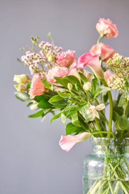 Buket 012. Çiçek aranjmanını ev için vazoda bitirdim. Çiçekler demet, iç için ayarlı. Dekorasyon için taze kesilmiş çiçekler. Avrupa çiçekçisi. Taze kesilmiş çiçek getirdim.