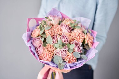 Kadın elinde güzel bir demet çiçek. Çiçek dükkanı konsepti. Taze kesilmiş güzel bir buket. Çiçek teslimatı.