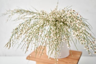 Ahşap masada güzel bir buket karışık çiçek. Çiçek dükkanı konsepti. Güzel taze kesilmiş buket.