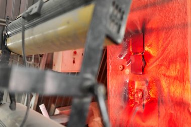 Arabanın tampon bölümü fünyeyle kaplanmış. Garaj boyama servisi. Araba kaportası tamiri kazadan sonra boyamadan önce astar zımparalamayla yapılıyor.