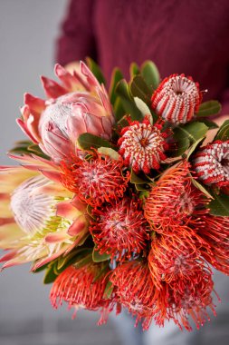 Kadın elinde karışık çiçek Büyük Güzel buket. Çiçek dükkanı konsepti . Güzel taze kesme buketi. Çiçek teslimatı.