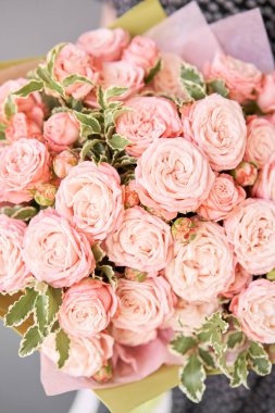 Kadın elinde karışık çiçek Büyük Güzel buket. Çiçek dükkanı konsepti . Güzel taze kesme buketi. Çiçek teslimatı.