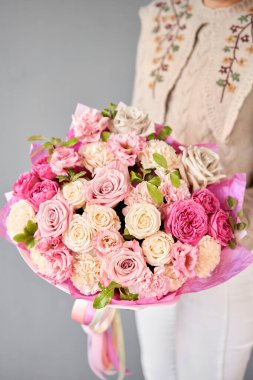 Kadın elinde karışık çiçek Büyük Güzel buket. Çiçek dükkanı konsepti . Güzel taze kesme buketi. Çiçek teslimatı.