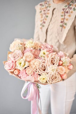 Kadın elinde karışık çiçek Büyük Güzel buket. Çiçek dükkanı konsepti . Güzel taze kesme buketi. Çiçek teslimatı.