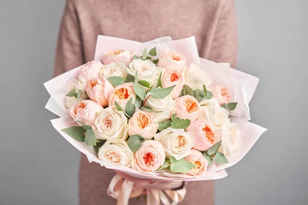Velká Krásná Kytice Míchaných Květin Rukou Ženy Pojetí Květinové Dílny — Stock fotografie