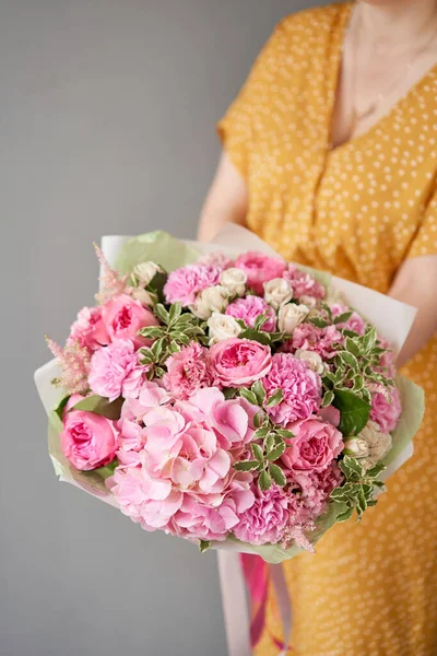 Grande Lindo Buquê Flores Mistas Mão Mulher Conceito Loja Floral — Fotografia de Stock