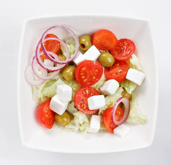 Gemischter Gemüsesalat Mit Tomaten Zwiebeln Und Feta Einer Weißen Schüssel — Stockfoto