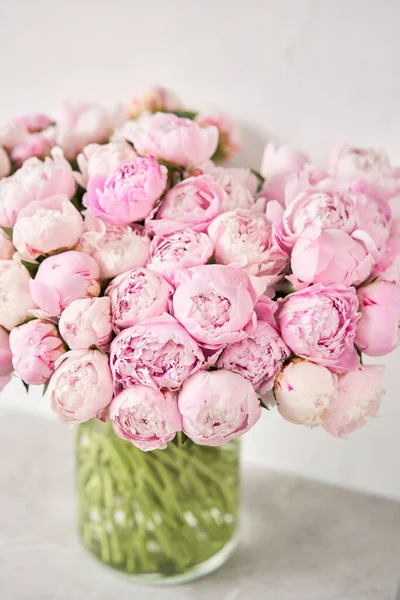 可爱又可爱的牡丹 许多层状花瓣 束淡粉红色牡丹花浅灰色背景 垂直照片 — 图库照片