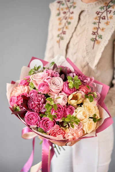 Большой Красивый Букет Смешанных Цветов Руке Женщины Концепция Цветочного Магазина — стоковое фото