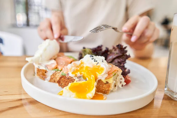 요리인 브리오 슈에는 연어와 아보카도를 곁들인 계란이 녹색을 곁들인 맛있는 — 스톡 사진
