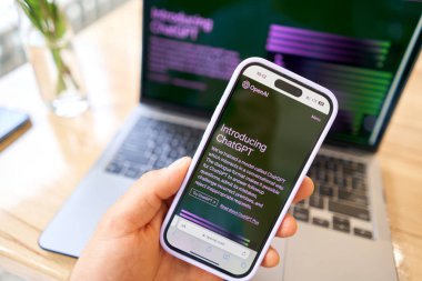 İspanya, Barcelona - 20 Mart 2023: ChatGPT sohbet robotu ekranı arka planda Chat GPT giriş ekranı ile akıllı telefon ve laptop ekranında görülüyor. OpenAI 'dan yeni bir yapay zeka sohbet robotu. Yüksek kalite fotoğraf