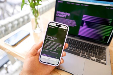 İspanya, Barcelona - 20 Mart 2023: ChatGPT sohbet robotu ekranı arka planda Chat GPT giriş ekranı ile akıllı telefon ve laptop ekranında görülüyor. OpenAI 'dan yeni bir yapay zeka sohbet robotu. Yüksek kalite fotoğraf