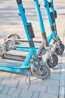 Halka açık kullanım için elektrikli scooter 'lar, şehir merkezinde sokakta dikilmek. Toplu taşıma. Kiralık şehir çevre dostu taşımacılık. Yüksek kalite fotoğraf