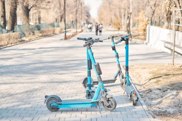 Elektrische Scooters Voor Publiek Gebruik Staande Straat Het Stadscentrum Openbaar — Stockfoto