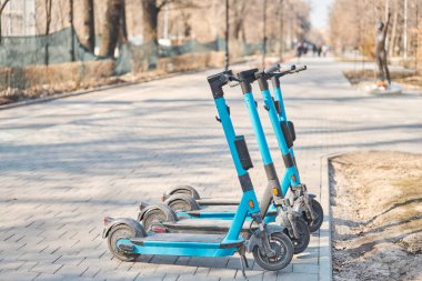 Halka açık kullanım için elektrikli scooter 'lar, şehir merkezinde sokakta dikilmek. Toplu taşıma. Kiralık şehir çevre dostu taşımacılık. Yüksek kalite fotoğraf