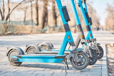 Halka açık kullanım için elektrikli scooter 'lar, şehir merkezinde sokakta dikilmek. Toplu taşıma. Kiralık şehir çevre dostu taşımacılık. Yüksek kalite fotoğraf