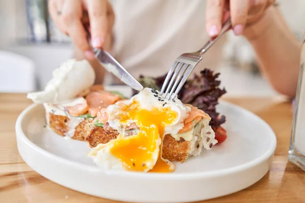 餐厅菜Brioche与煮鸡蛋与鲑鱼和鳄梨 好吃的面包加青菜 高质量的照片 — 图库照片