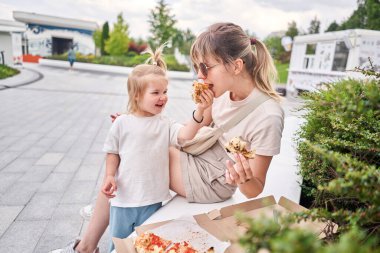 Pizza teslimatı. Ahşap bir arka planda karton bir kutuda pişirmek. Napoli restoranında geleneksel odun yakma fırınında lezzetli bir pizza pişirdim. Yüksek kalite fotoğraf