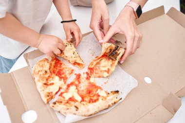Pizza teslimatı. Ahşap bir arka planda karton bir kutuda pişirmek. Napoli restoranında geleneksel odun yakma fırınında lezzetli bir pizza pişirdim. Yüksek kalite fotoğraf