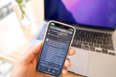 İspanya, Barcelona - 20 Mart 2023: ChatGPT sohbet robotu ekranı arka planda Chat GPT giriş ekranı ile akıllı telefon ve laptop ekranında görülüyor. OpenAI 'dan yeni bir yapay zeka sohbet robotu. Yüksek kalite fotoğraf