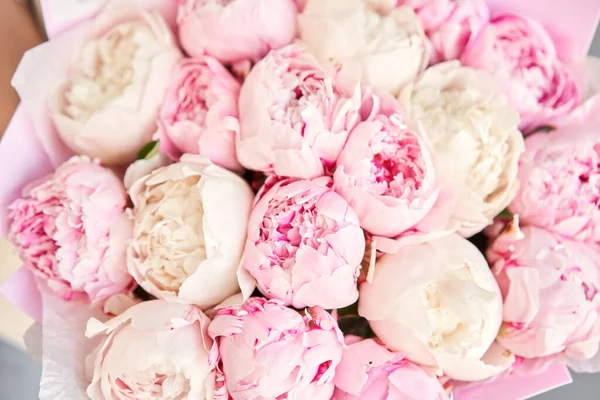 Sebuah Karangan Bunga Peoni Putih Dan Merah Muda Tangan Wanita — Stok Foto