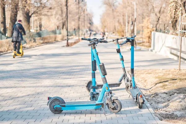 Elektrische Scooters Voor Publiek Gebruik Staande Straat Het Stadscentrum Openbaar — Stockfoto