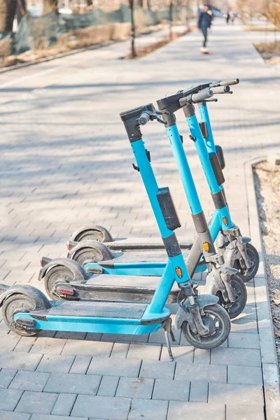 Scooters Eléctricos Para Uso Público Pie Calle Centro Ciudad Transporte — Foto de Stock