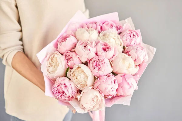 Buquê Peônias Brancas Rosa Mãos Mulheres Entrega Flores Lindo Buquê — Fotografia de Stock