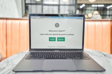 ABD, California - 25 Mart 2023: ChatGPT sohbet botu ekranı arka planda Chat GPT giriş ekranı ile akıllı telefon ve laptop ekranında görüldü. OpenAI 'dan yeni bir yapay zeka sohbet robotu. Yüksek kalite fotoğraf