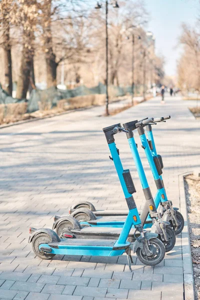 Scooters Électriques Usage Public Debout Sur Rue Dans Centre Ville — Photo