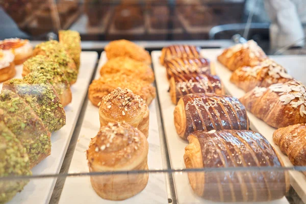Různé Čerstvé Pečivo Okně Pekárny Mandlový Croissant Čerstvý Horký Kavárně — Stock fotografie
