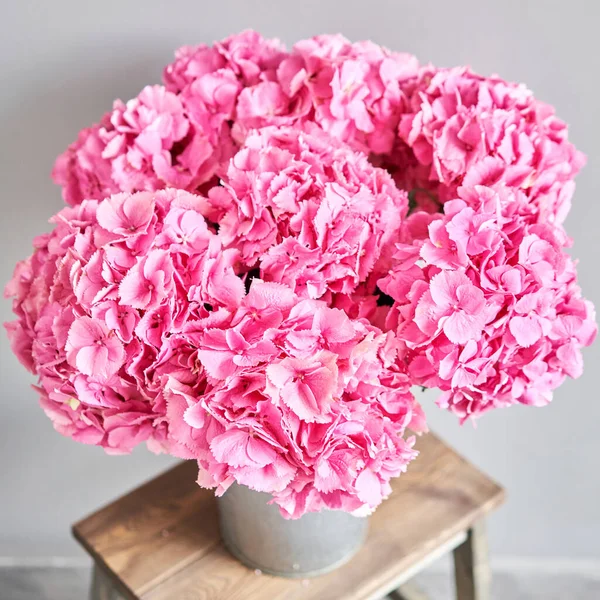 桌子上的花瓶里有美丽的粉红色水仙花 一束浅粉色的花 家庭装修 墙纸和背景 蒲公英的颜色高质量的照片 — 图库照片